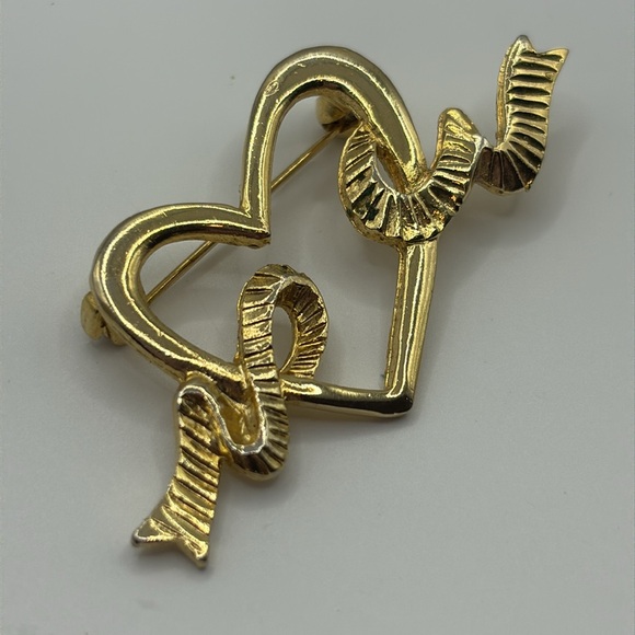 Vintage 70’a Gold Ribbon Heart Brooch Pin Lapel Jewelry - Picture 4 of 4